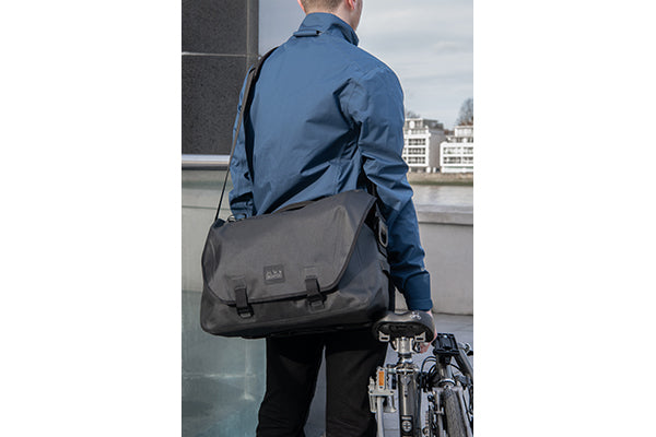 Metro Waterproof L, Black, with frame