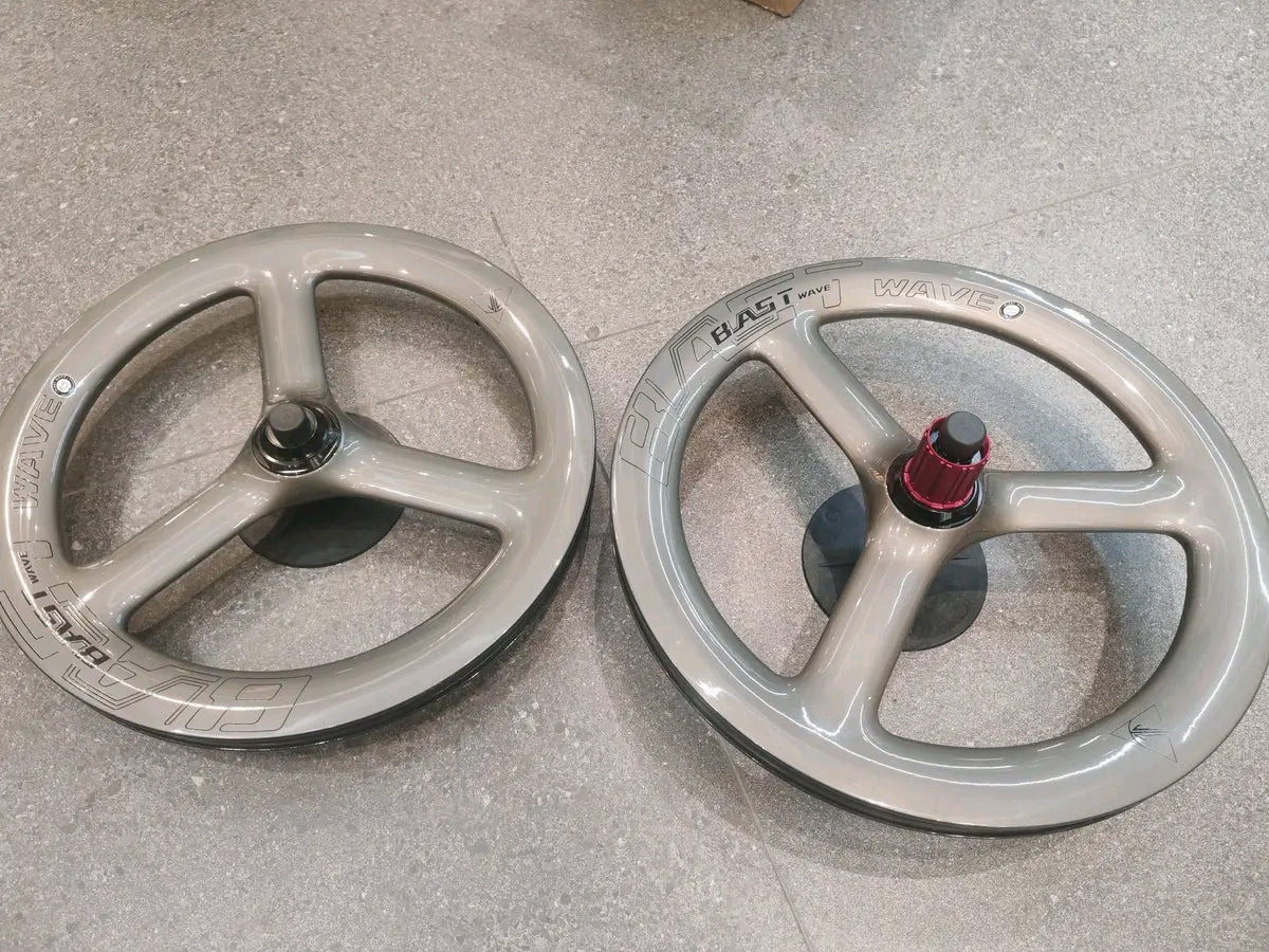 Bast Wave 16 Carbon Three Wheel Set